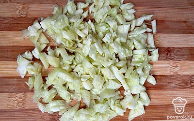 Мелко нарезаем серединку от кабачка. 