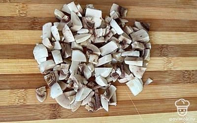 Мелко нарезаем шампиньоны.