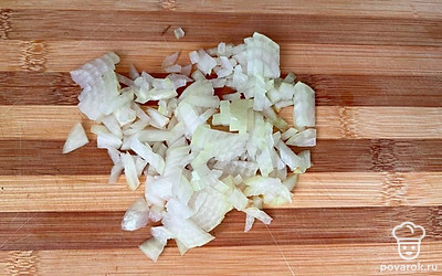 Мелко нарезаем лук. Обжариваем на растительном масле кабачок, лук и грибы. Добавляем соль и перец по вкусу. 