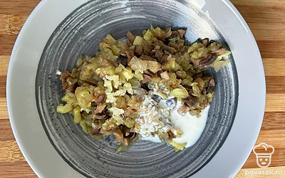 Добавляем сметану, пропущенный через пресс чеснок и перемешиваем. 