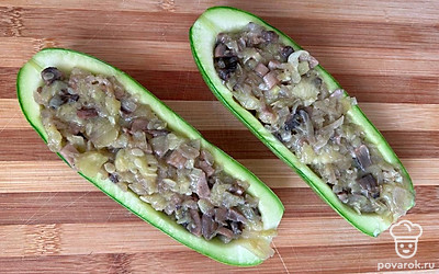 Достаем лодочки из духовки и фаршируем. Сверху посыпаем тертым сыром. Отправляем в духовку на 15 минут при 170 градусах.