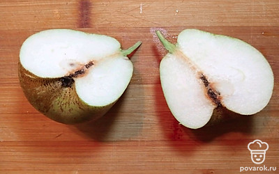 Разрезаем грушу пополам. 