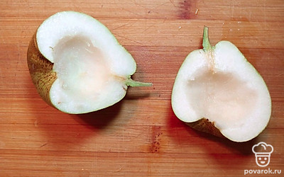 Уделяем середину при помощи чайной ложки. 