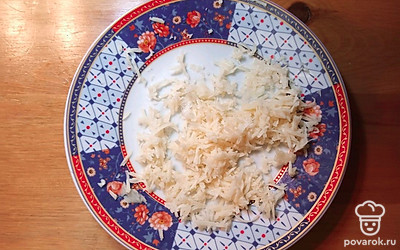 Натираем чеснок и перемешиваем с сыром.