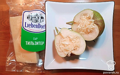 Сыр выкладываем в середину груши. 