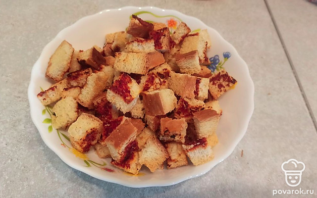 Томатные сухарики из белого хлеба со специями — Рецепт с фото