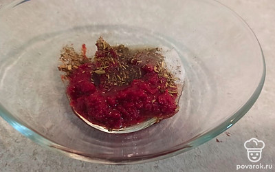 В соуснике смешиваем томатную пасту, масло, специи, соль. 