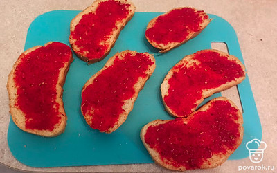 Ломтики хлеба смазываем приготовленным соусом.