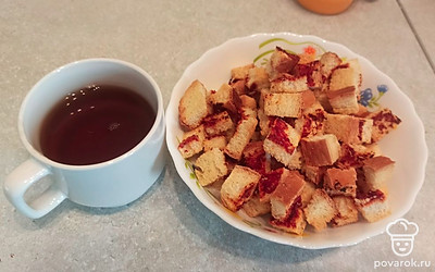 Подавайте сухарики с чаем. 