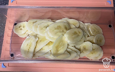 Нарежьте тонкими ломтиками.