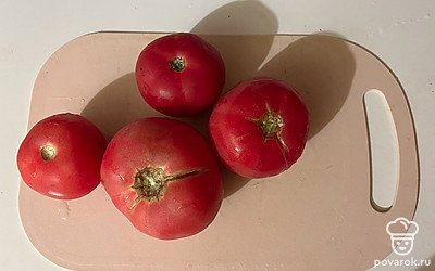 Помидоры тщательно промойте и просушите бумажным полотенцем. 