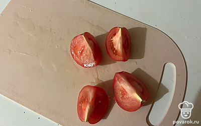 Разрежьте один помидор на 4 части. 