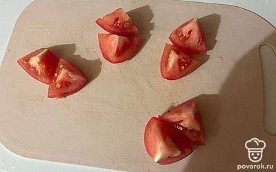 Каждую часть разрежьте пополам. 