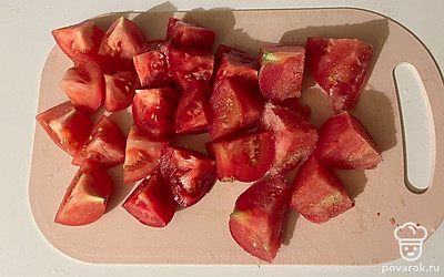 Все помидоры разрежьте таким же образом. 