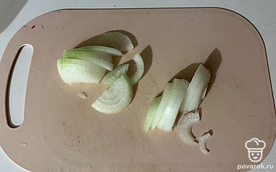 Лук очистите от шелухи и нарежьте полукольцами. 