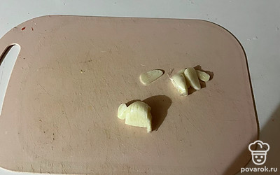 Чеснок очистите от шелухи и нарежьте пластинками. 