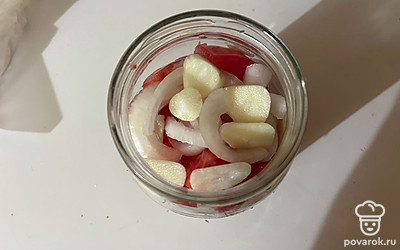 Слоями заполните банку приготовленными помидорами, луком и чесноком. 