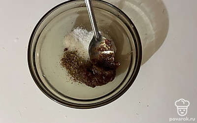 Для маринада в отдельную емкость поместите перец, сахар, соль и аджику. 