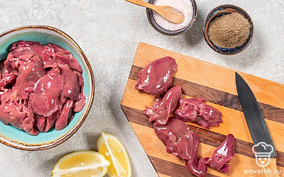 Печень очистите от пленок и разрежьте на небольшие куски.