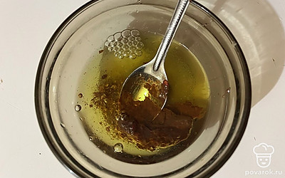 Туда же влейте масло. 