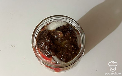 Залейте приготовленный маринад в банку. 