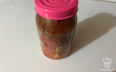 Банку закройте крышкой и тщательно ее встряхните так, чтобы маринад равномерно распределился по банке. Отправьте помидоры мариноваться в холодильник на 2-3 часа. 