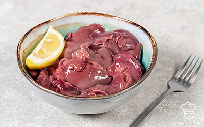 Замаринуйте печень в лимонном соке на 40 минут.