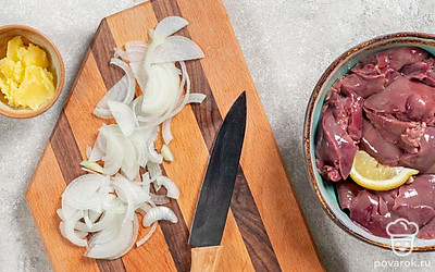 Лук нарежьте тонкими полукольцами.