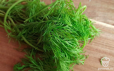 Укроп крупно нарезать либо просто порвать руками.