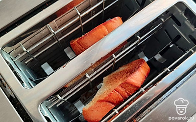 Багет убрать в тостер и сушить на среднем режиме. Если у вас нет тостера, можно подсушить хлеб на сухой сковороде.