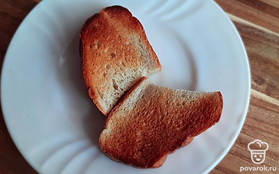 На багет выложить творог и украсить зеленью.