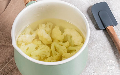 Капусту разберите на соцветия и отварите в чуть подсоленной кипящей воде 2 минуты.