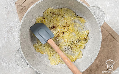 В кастрюле с толстым дном растопите масло гхи, добавьте специи и нашинкованный лук.