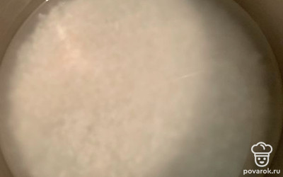 Промываем рис минимум 5 раз, пока вода не станет прозрачной. Затем заливаем его водой и отправляем вариться до состояния полуготовности.