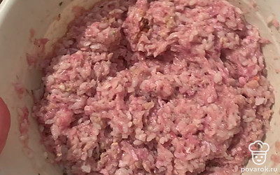 Добавляем в фарш специи, по желанию. Отбиваем его, пока он не станет однородным. Готовый рис выкладываем в фарш и тщательно вымешиваем.