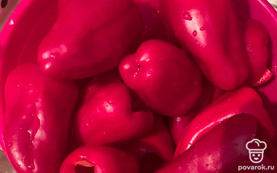 Очищаем болгарский перец, вырезаем сердцевину и убираем все семена. Моем под струей воды и заполняем фаршем. Все, фаршированный перец готов. Готовим его сразу или убираем в морозилку.