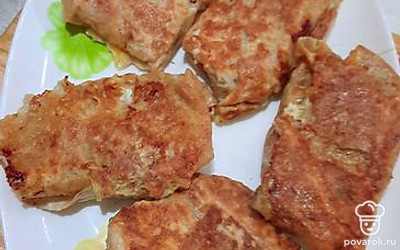 Готовое блюдо выложить на тарелку. 