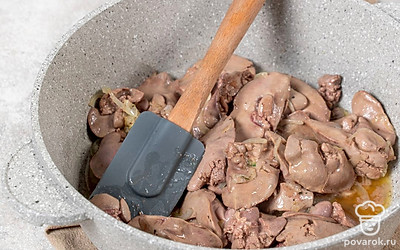 Тушите, пока лук не станет мягким. Через 5 минут добавьте печень и воду, тушите 5–7 минут.