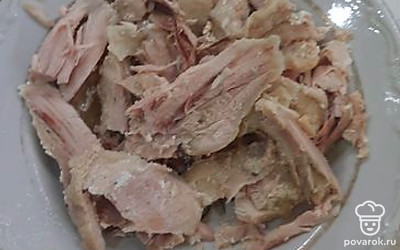 Куриное мясо отделить от костей. 