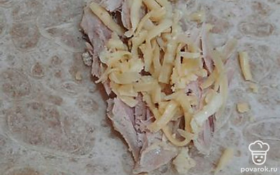 Сверху положить сыр. 