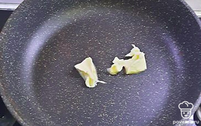 В сковороду положить сливочное масло. 