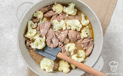 К печени добавьте капусту и тушите еще 5–7 минут.