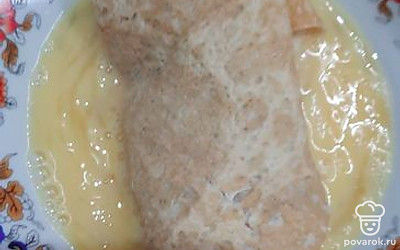 Положить лаваш в яйцо.