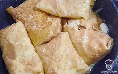 Выложить на сковороду. 