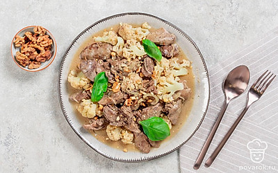 Измельчите грецкие орехи и посыпьте ими блюдо перед подачей.