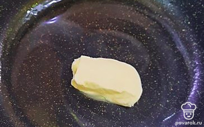 В сковороду положить сливочное масло. 