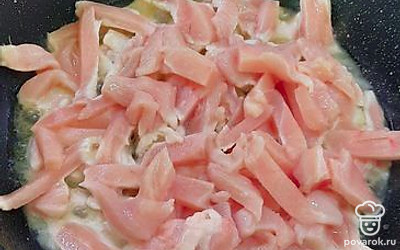 Нарезать куриную грудку и положить на масло.