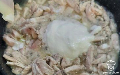 Добавить сметану. 