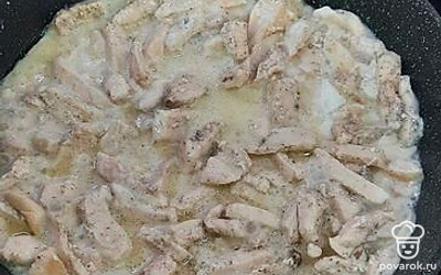 Перемешать. Протушить, пока не испарится жидкость.