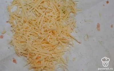 На лаваш положить сыр.